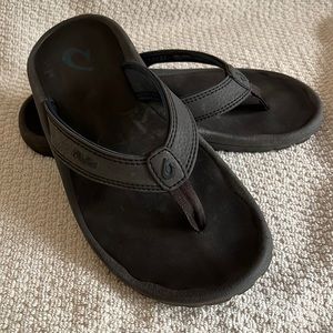 OluKai size 2 to 3, brown and color